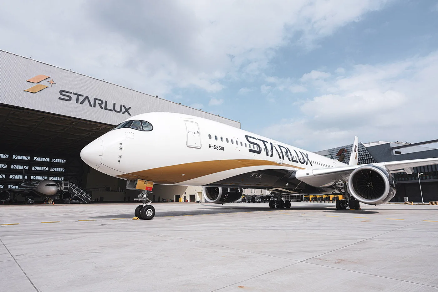 Starlux manage flight photos - Mitraveltips.com